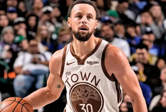 kaiyun-库里首节比赛替补登场三分3投1中，得到3分2篮板1封盖